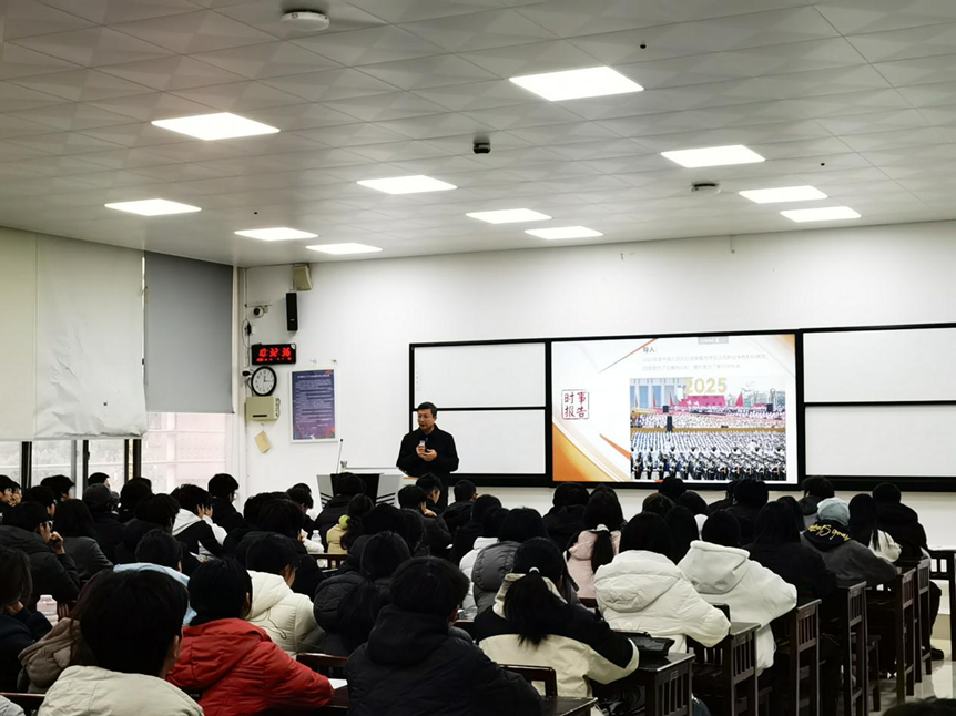 校党委书记黄其松为本科生讲授《形势与政策》课 -大数据与计算机学院
